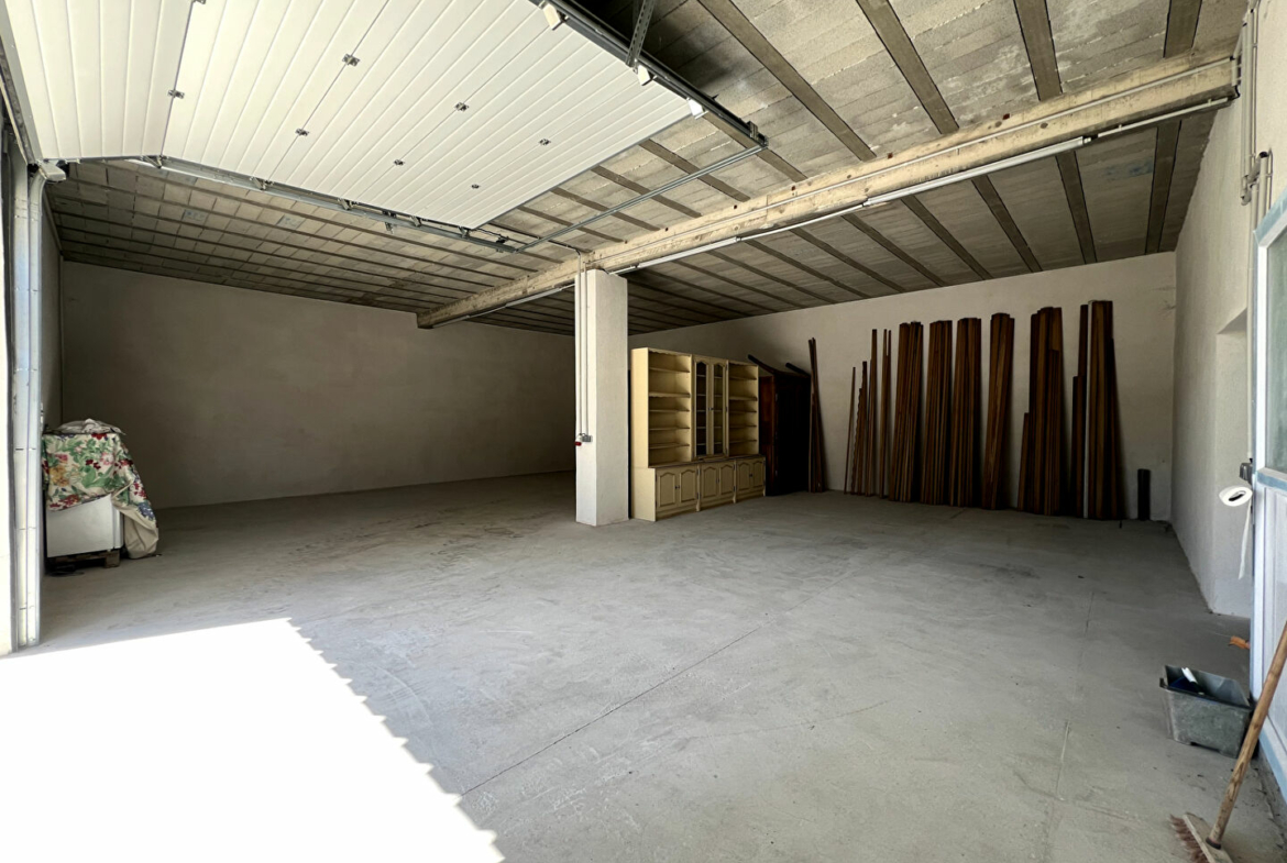 Entrepôt / local industriel Saint Cannat 1 pièce(s) 152 m2