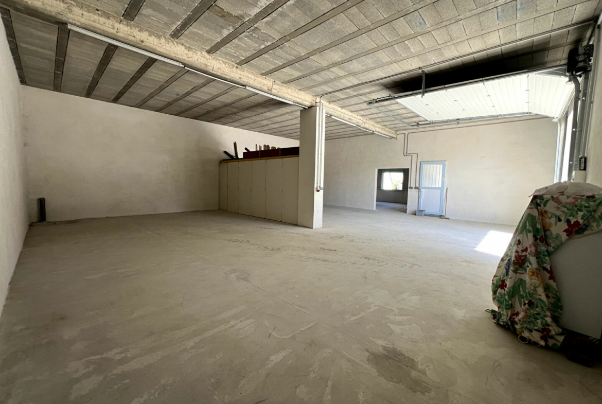 Entrepôt / local industriel Saint Cannat 1 pièce(s) 152 m2