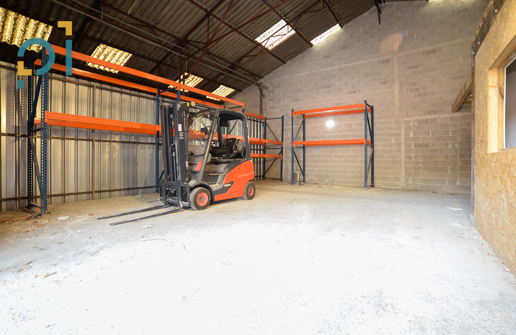 Entrepôt / local industriel Saint Cannat 1 pièce(s) 105 m2