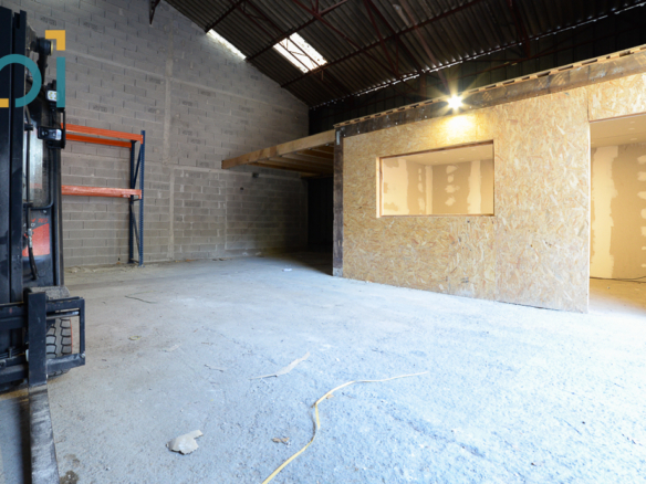 Entrepôt / local industriel Saint Cannat 1 pièce(s) 105 m2